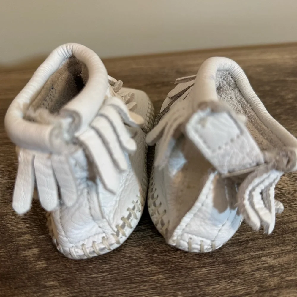 Minnetonka White Leather Fringed Moccasin Booties Infant Size 5 Vintage